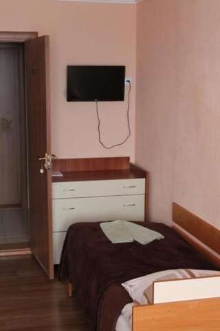 Отель Dubno Дубно Трехместный номер эконом-класса с общей ванной комнатой-2